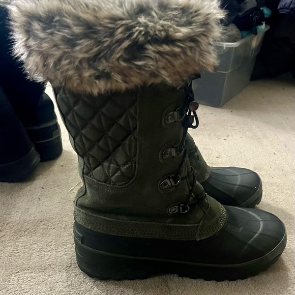 Lands' End Squall Insulated Green and Gray Winter Boots with Faux Fur - Picture 2 of 4